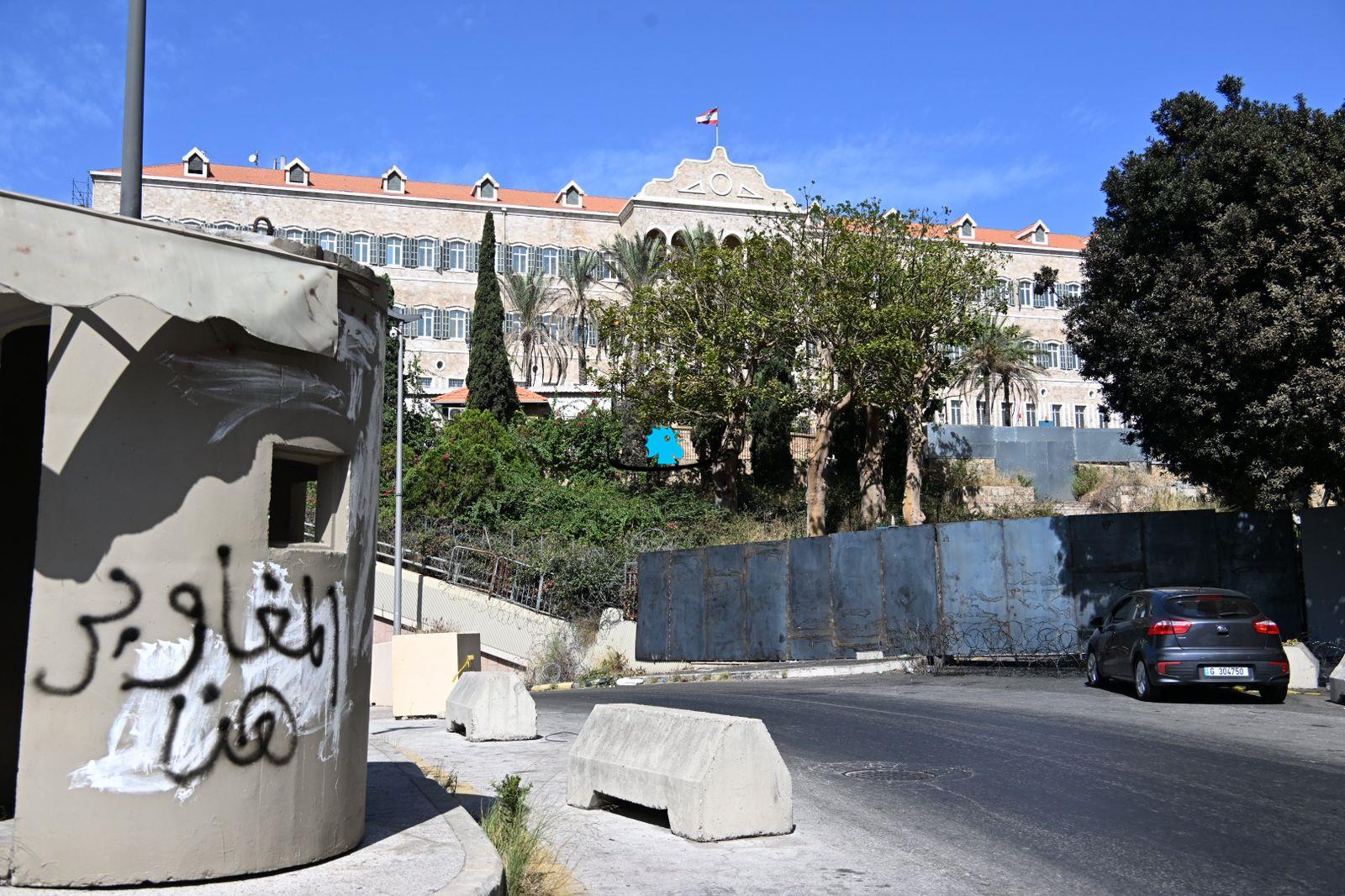 بوابة جديدة على مدخل السرايا بعد أن انفجرت بين المتقاعدين العسكريين والحكومة (صور) 